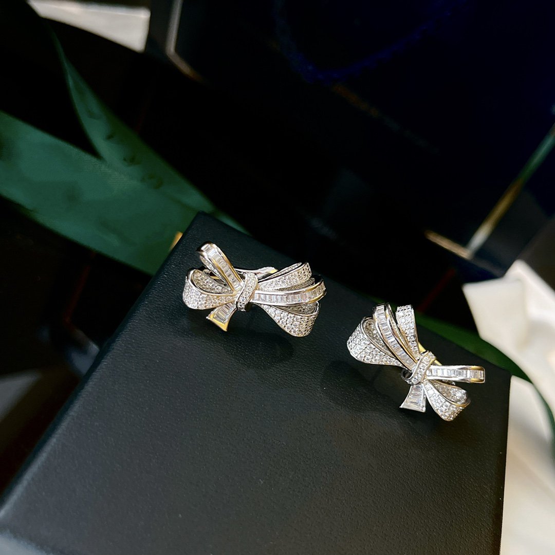 Graff Tilda Box Classic Silver Diamond Stud Earrings
